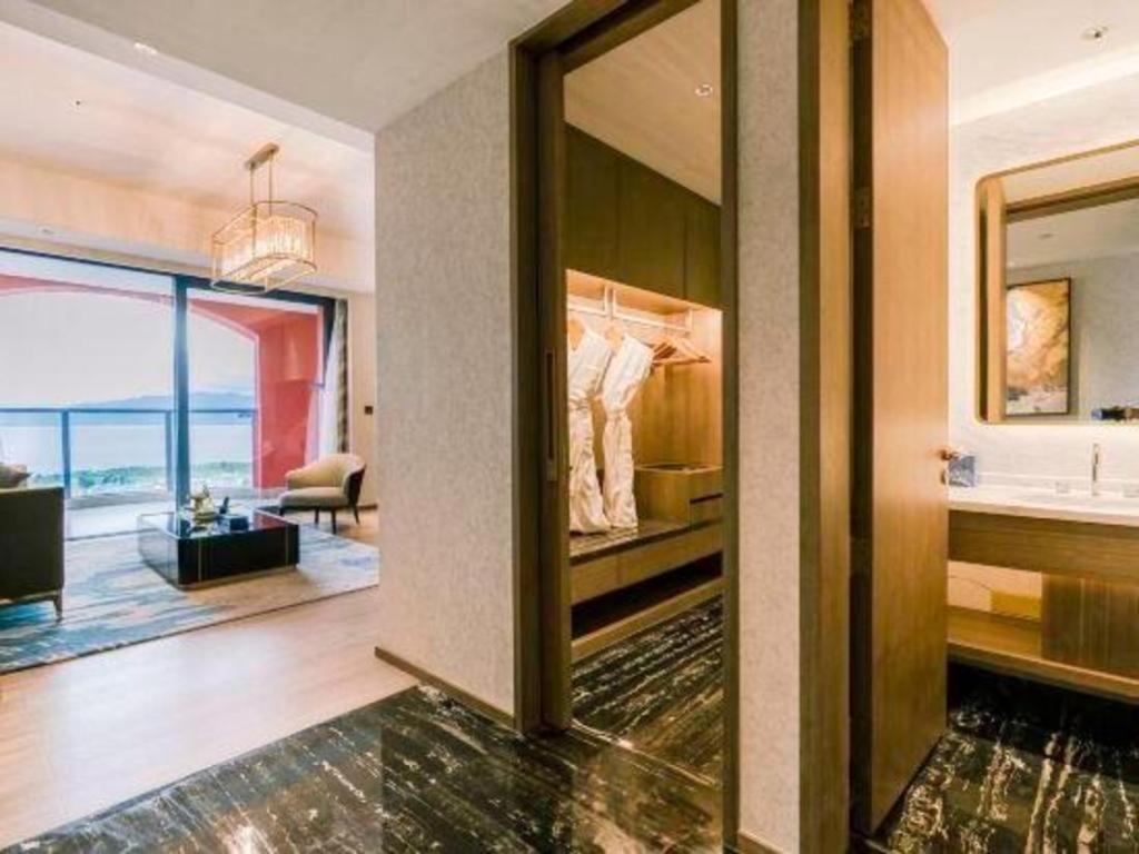 Dolphin Bay Hotel Kunming Bagian luar foto